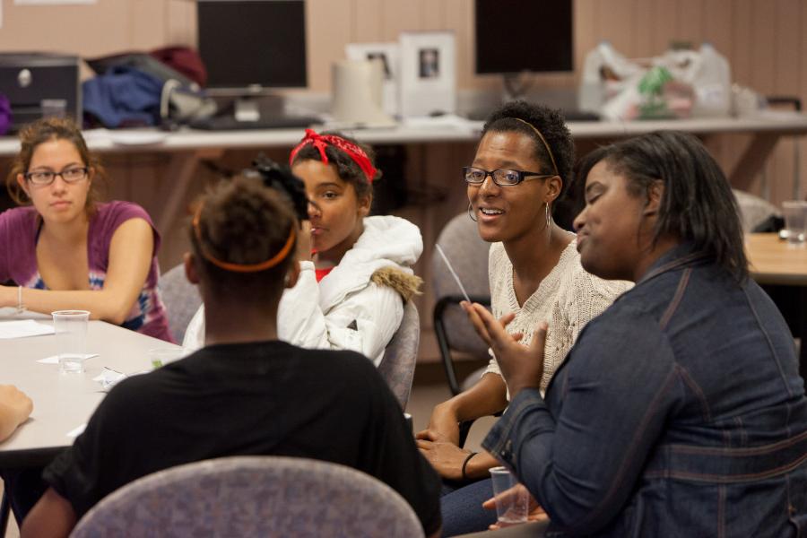 伯洛伊特学院的学生为伯洛伊特社区的年轻女性提供指导.