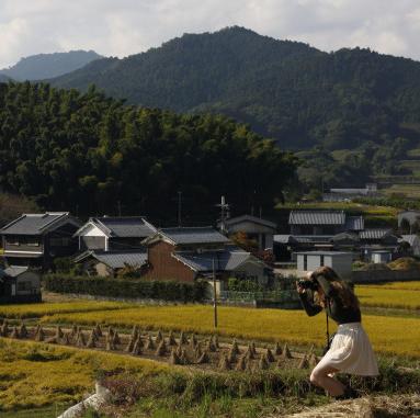一名学生与一位教授在日本农村拍摄了一幅美丽而绿色的乡村风景...